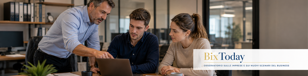  Imprenditore e collaboratori durante attività di formazione e trasferimento competenze in una PMI
