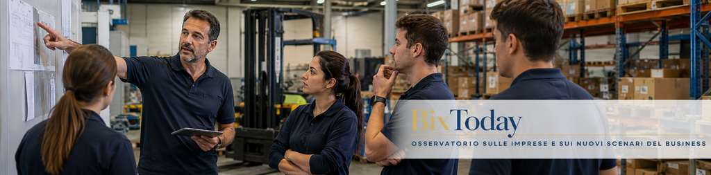  Imprenditore e collaboratori durante attività di formazione e trasferimento competenze in una PMI